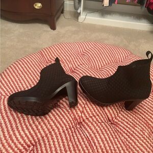 Elegant Black Textured Heeled Boots